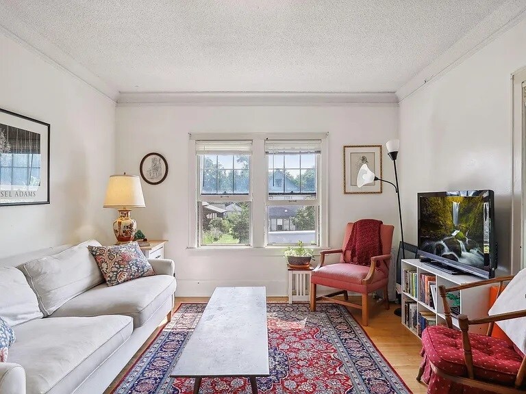 Building Photo - 2512 33rd Ave S