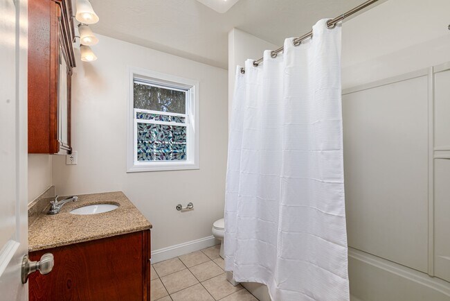 Building Photo - 12 Woodbury Ct