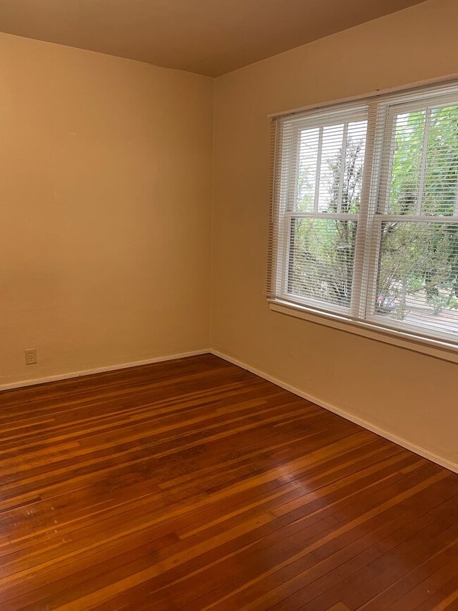 Building Photo - CHARMING 2 BED 1.5 BATH HOME IN DOWNTOWN AREA