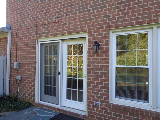 Building Photo - Peacehaven/Sherwood Forest Townhouse