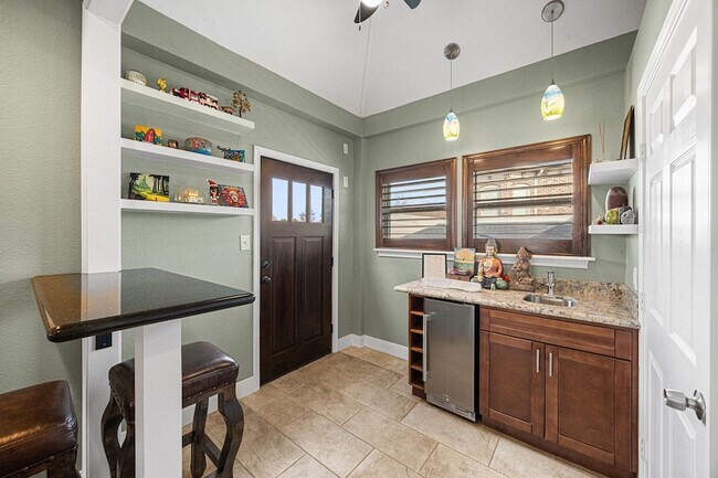 Building Photo - 202 E 7th St