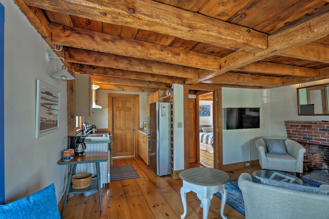 Dining Area - 8 Dock Sq