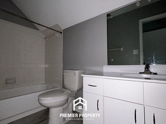 Building Photo - Massive 5BR/3BA Estate in 38125 | 2,700+ SQ FT, Vaulted Ceilings & Tile Floors