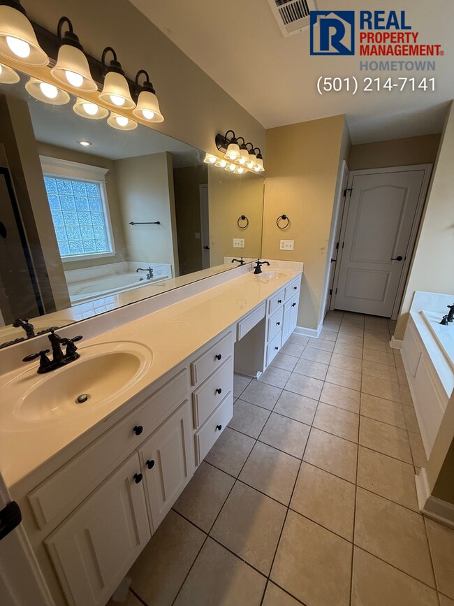 Building Photo - 1609 White Oak Cir
