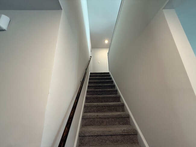 Building Photo - Like New Beautiful Home in Locust!