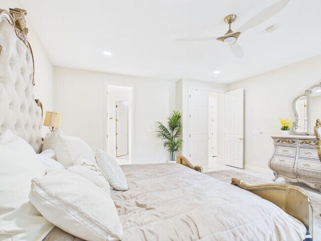 Building Photo - Luxury Awaits with Designer Details