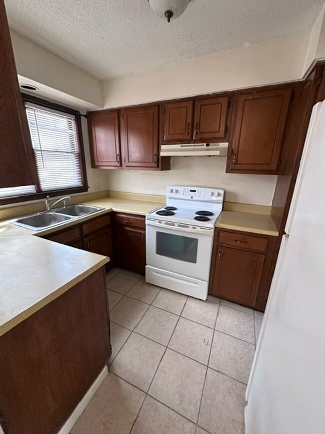 Building Photo - 120 Lester Fordham Rd