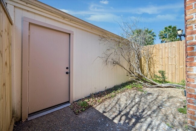 Building Photo - 854 Augusta Dr