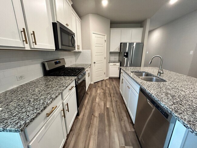 Building Photo - Contemporary 4-bedroom, 3-bathroom
