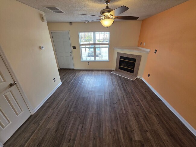 Building Photo - 2 BR 2 BA Townhose