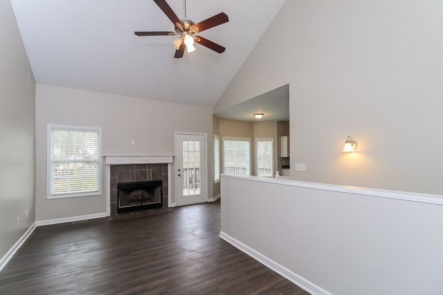 Building Photo - 36 Hickory Hollow SW