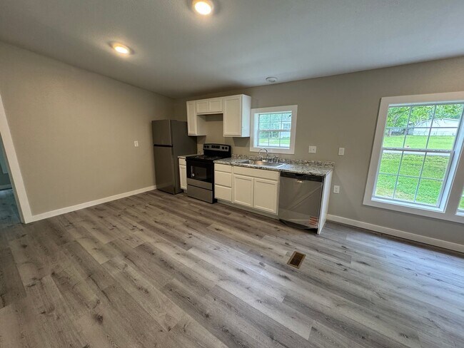 Building Photo - Completely Remodeled • 3 Bed • 2 Bath • Nearly 1,800 Sq Ft