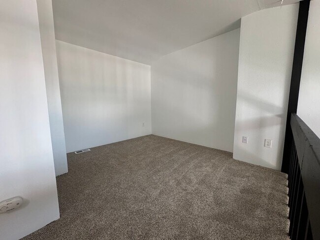 Building Photo - Beautifully Remodled 2 Bed 2 Bath Top Floo...