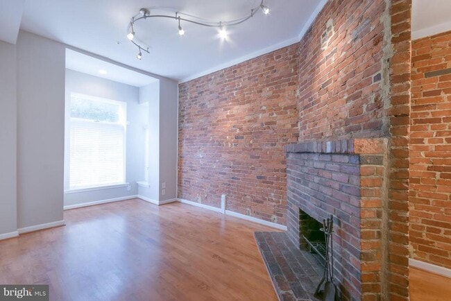 Primary Photo - 1352 Kenyon St NW