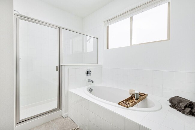 Building Photo - Spacious 3 Bedroom, 3 Bath Townhome located in Arapahoe County available for Summer Move In for t...