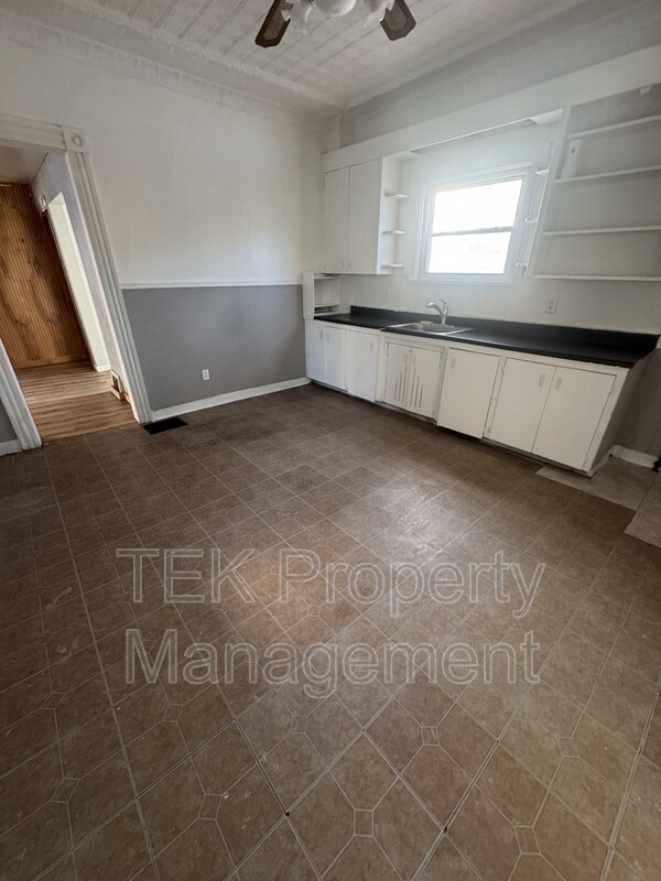 Building Photo - 8 Laurel St