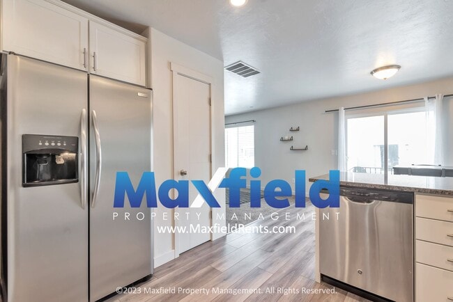 Building Photo - Pet Friendly - Draper Townhome 3 BD 3 BA 2...