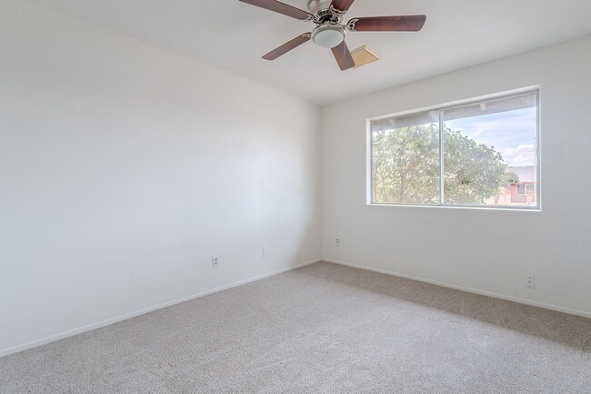 Building Photo - 2543 E Huntington Dr
