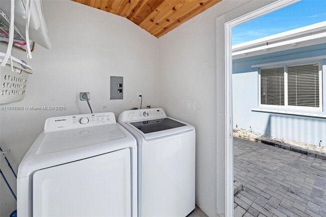 Building Photo - 230 Jolly Roger Dr