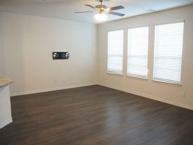 Building Photo - 3 Bed 3.5 Bath Townhouse in Lewisville