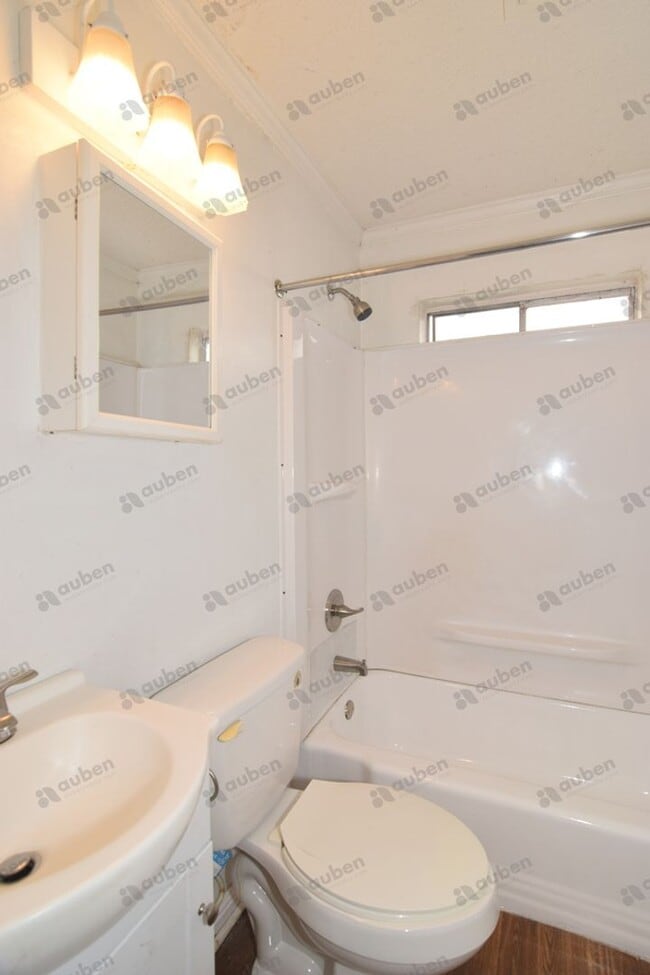 Building Photo - 2 Bedroom Duplex For Lease