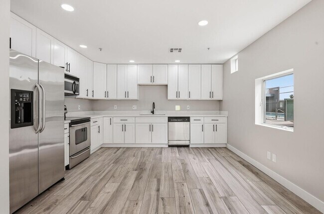Building Photo - 1111 W University Dr