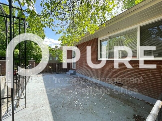 Building Photo - 1511 SE Oak St