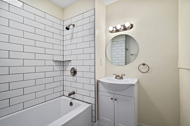 Building Photo - Newly Renovated 2 Bedroom Unit + Bonus Room In The South Side.  Available Immediately.