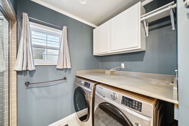 Building Photo - Adorable Home in the Heart of Midtown!