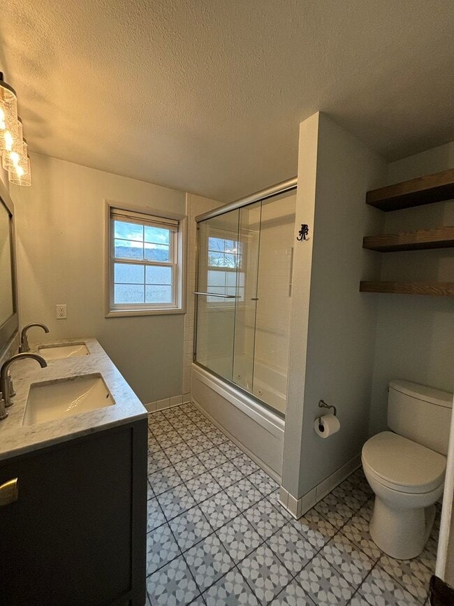 Building Photo - Spacious 4BR, 2.5BA home on 1.3 acres in Orchard Homes