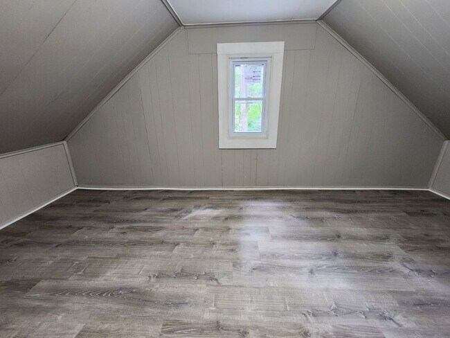 Building Photo - Three Bedroom Single Family Home!