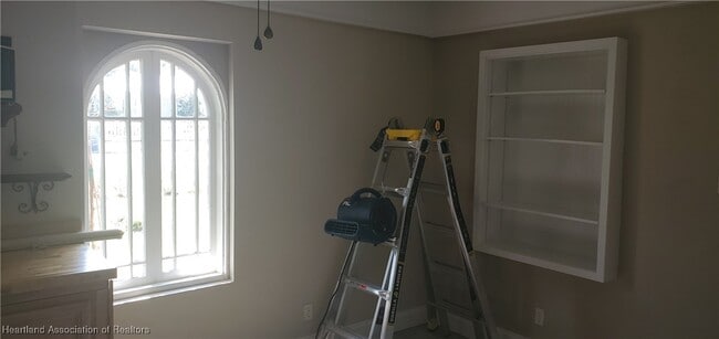 Building Photo - 2650 Lakeview Dr