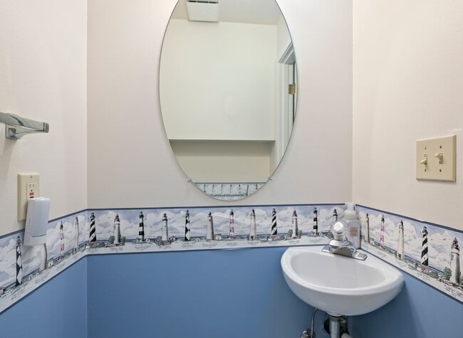 Building Photo - 3 Bedroom and 2.5 Bath Townhouse