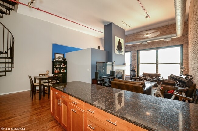 Building Photo - 3151 N Lincoln Ave