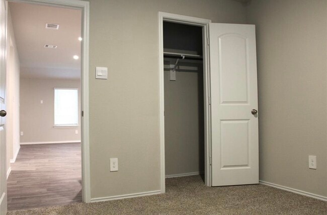 Building Photo - 40643 Creekside Blf Trl