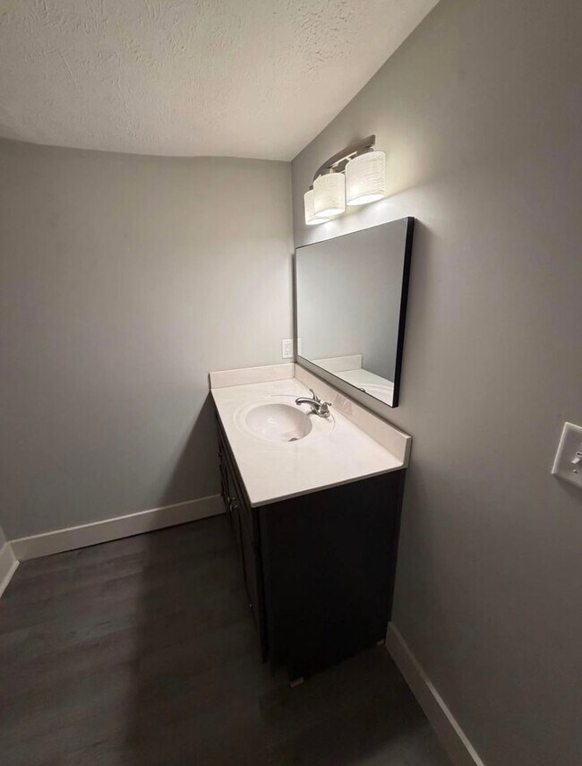 Building Photo - 4 Bedroom 2 Bathroom For Rent