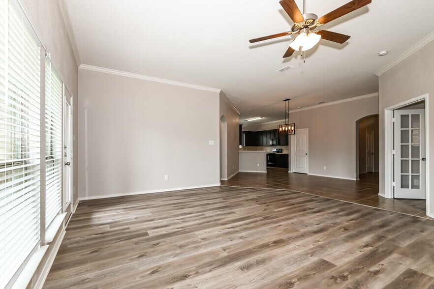 Building Photo - 811 Fran St