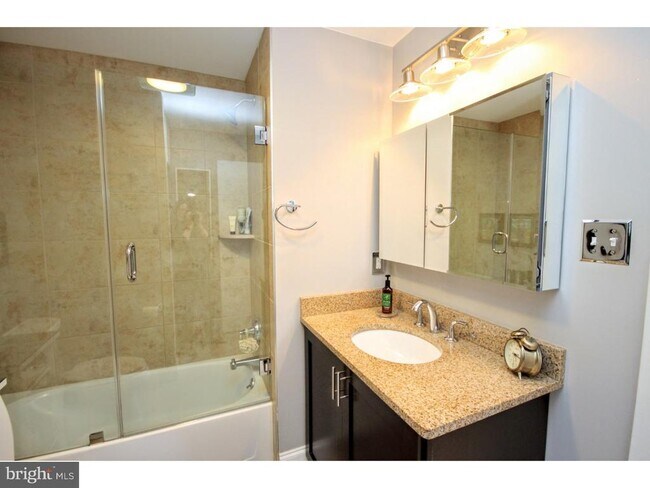 Building Photo - 200 Lincoln Ave