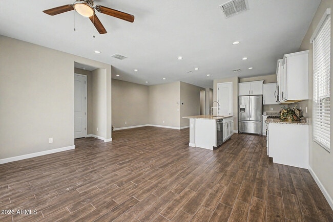 Building Photo - 2011 W Yellowbird Ln
