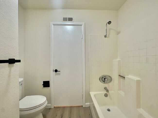 Building Photo - Indulge in coastal living in this beautiful 2bd 1ba Condo located in La Jolla area close to UCSD!