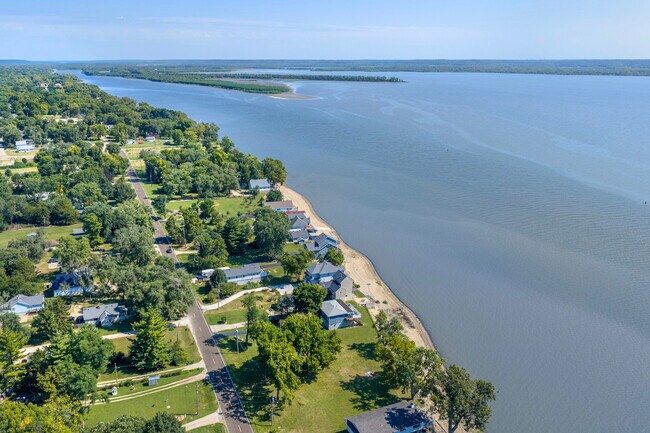 Building Photo - 15414 N River Beach Dr