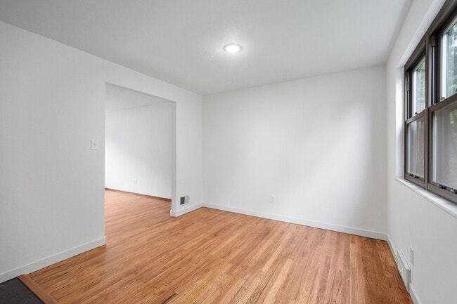 Building Photo - AVAILABLE SEPT 1ST!! BEAUTIFUL 3 BEDROOM I...