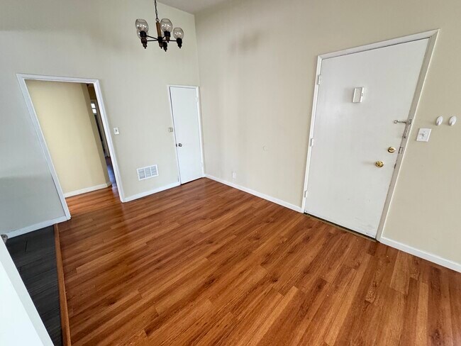 Building Photo - 521 S Manhattan Pl