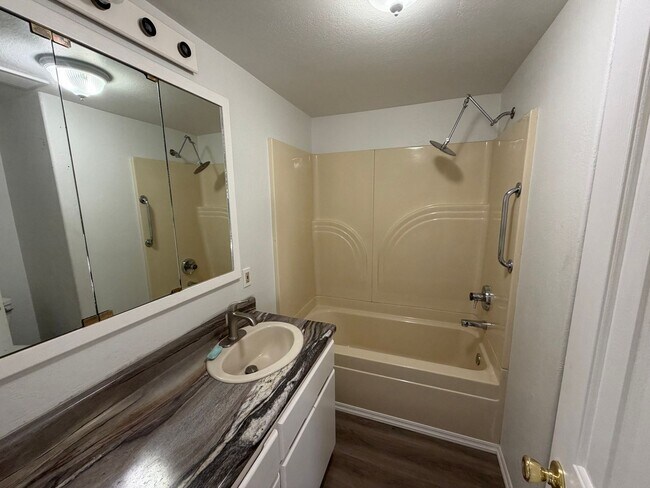 Building Photo - Clean, Updated Home with Large Yard in Klamath Falls