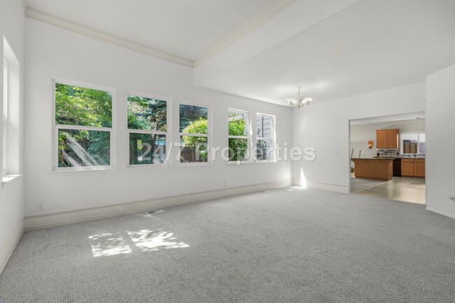 Building Photo - Inviting 3 BD | 2.5 BA Home w/ Massive Bac...