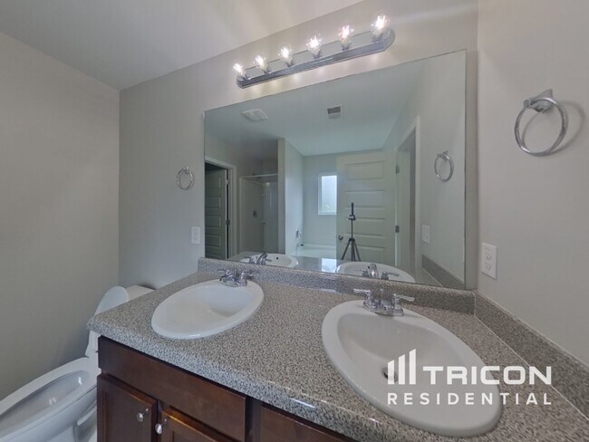 Building Photo - 3650 Lebella Ln