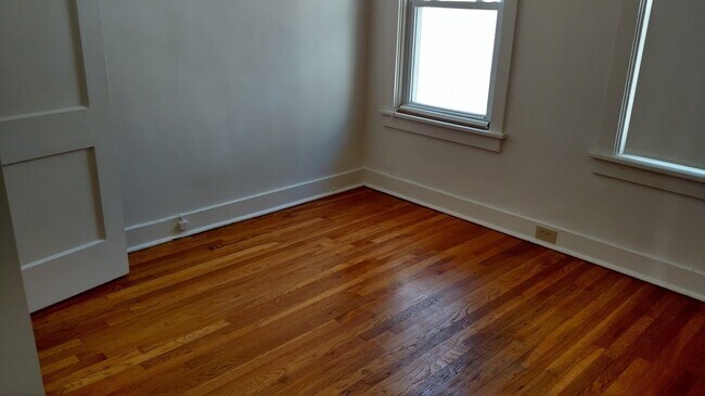 Building Photo - Fantastic and Bright Second Floor Duplex!