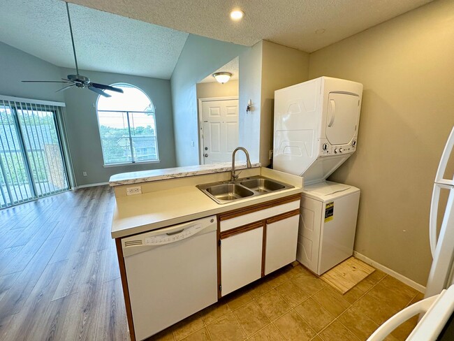 Building Photo - Gated 1 bedroom condo with washer and dryer