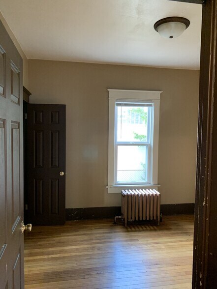 Building Photo - 953 W 6th Ave
