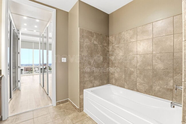 Building Photo - 150 E Robinson St